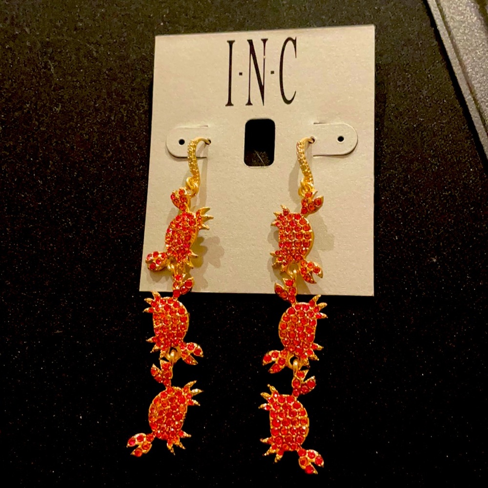 Coral/red little crabs